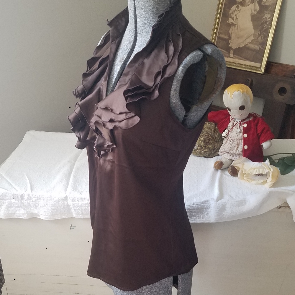 Gorgeous ruffled sleeveless blouse